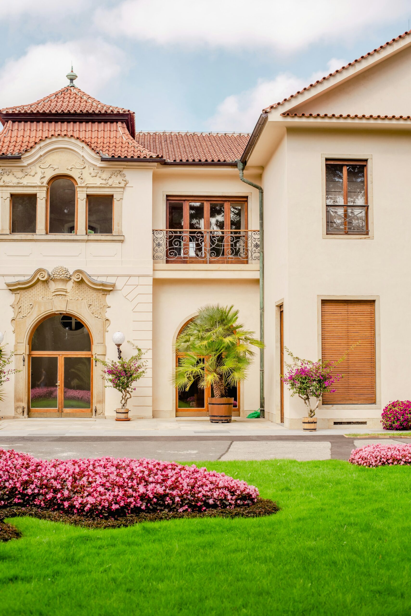 Luxury Tiny Homes: The New Standard in High-End Real Estate Trends for 2025